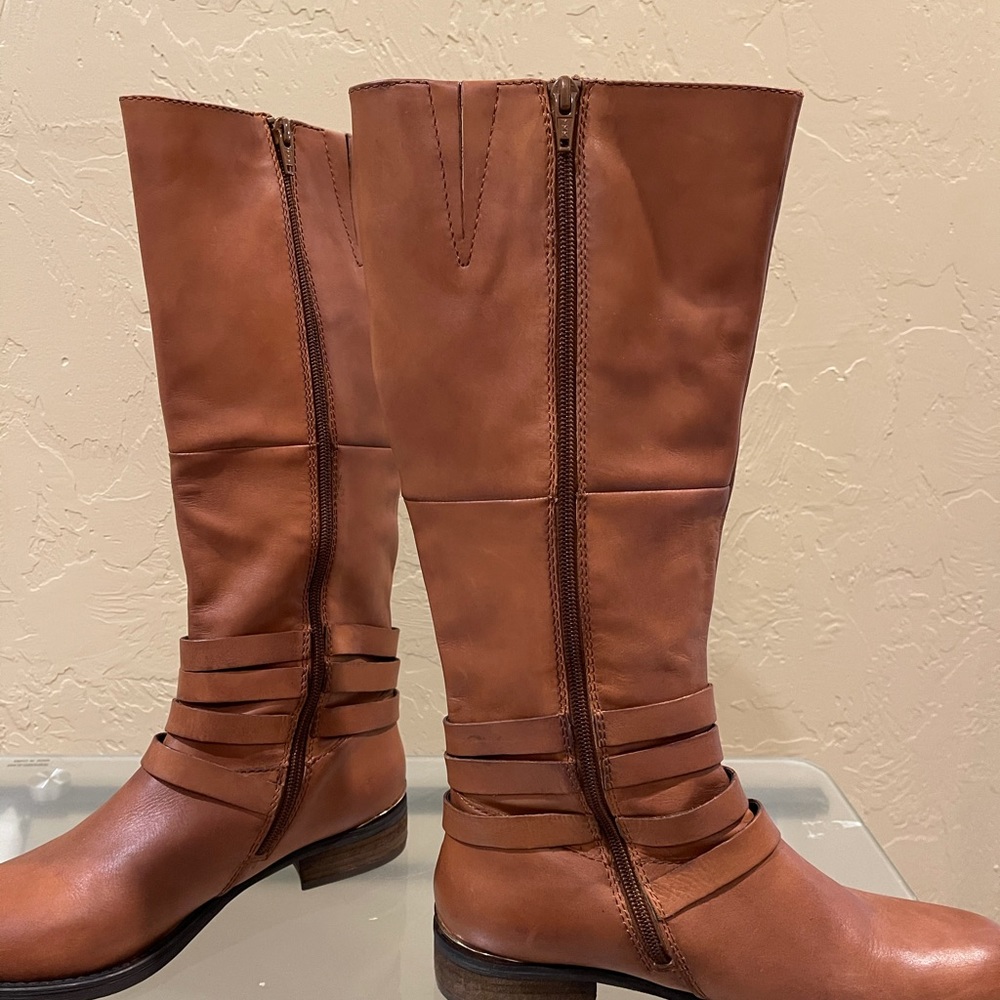 Boot - Picture 2 of 3